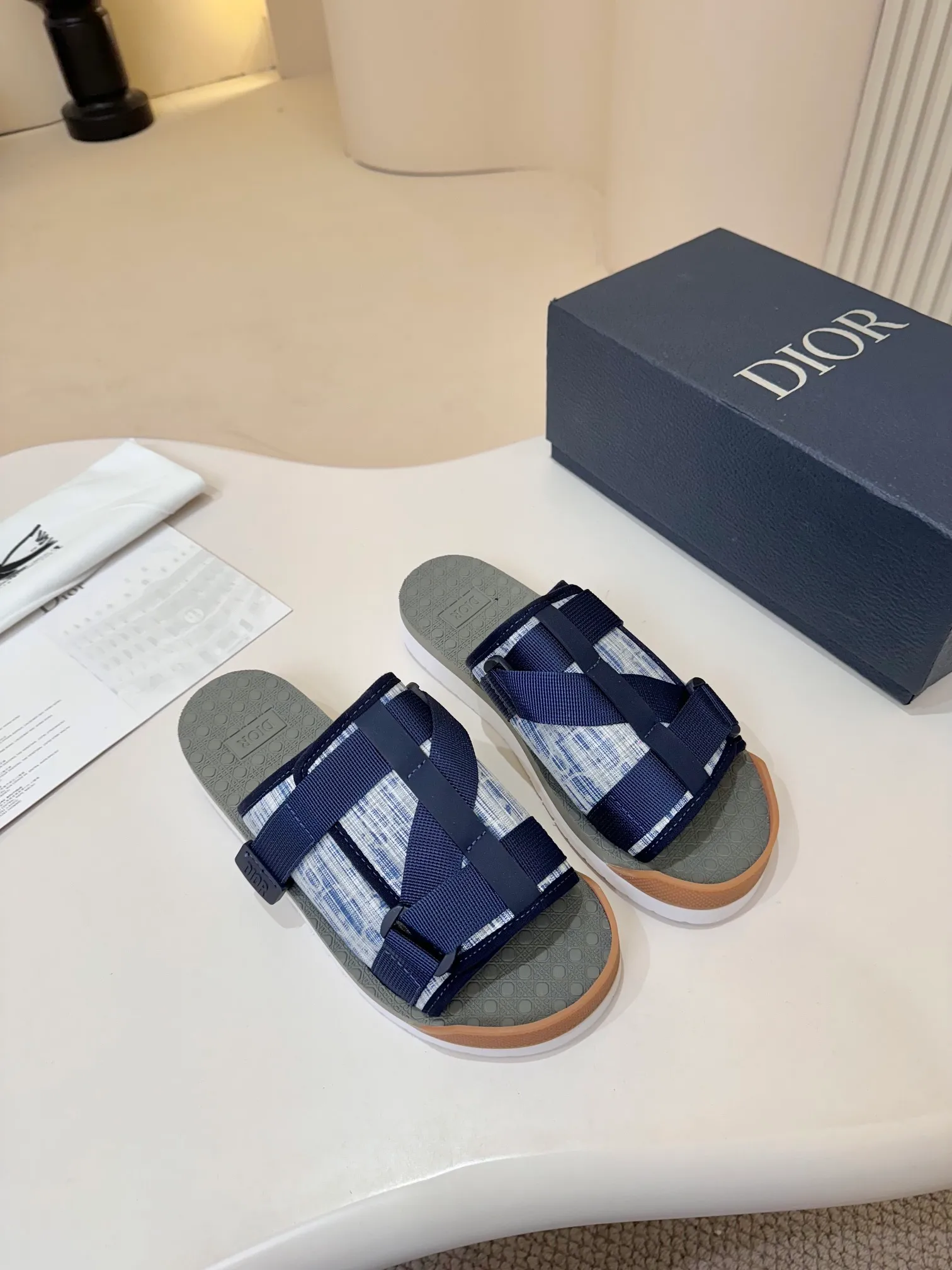 [Dior] P: 300💰 -Size: 38-46 Dior Dior D’s classic men’s slippers, high-end boutique, original material, pure cotton printed canvas upper, fine workmanship, super soft sole, casual, loose and comfortable, a must-have in summer! !